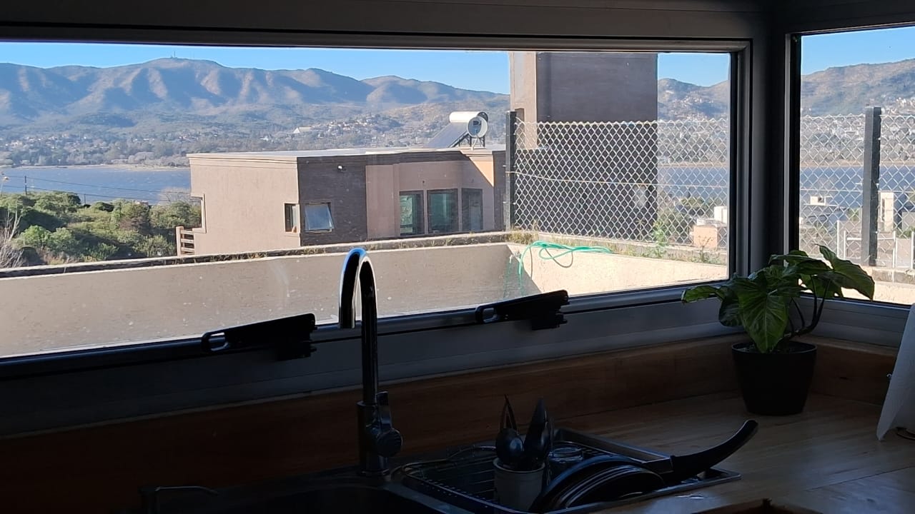 Casa en Venta en Barrio La Loma - Impresionantes Vistas al Lago