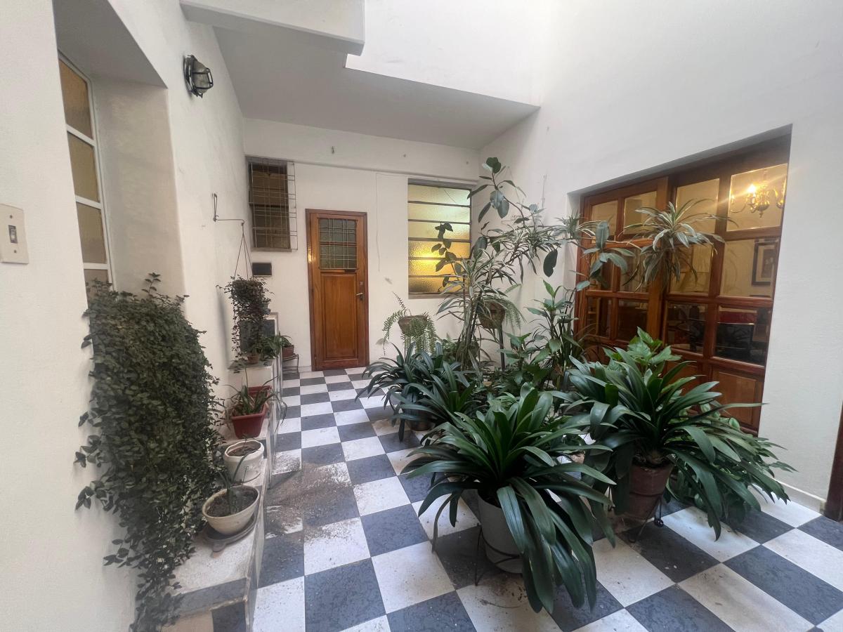 VENTA DEPARTAMENTO 3 DORMITORIOS POR ESCALERA EN BARRIO CENTRO