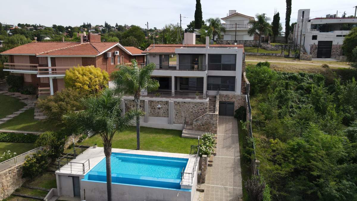 Venta Casa en Villa del Lago, Carlos Paz, con Bajada Al Lago
