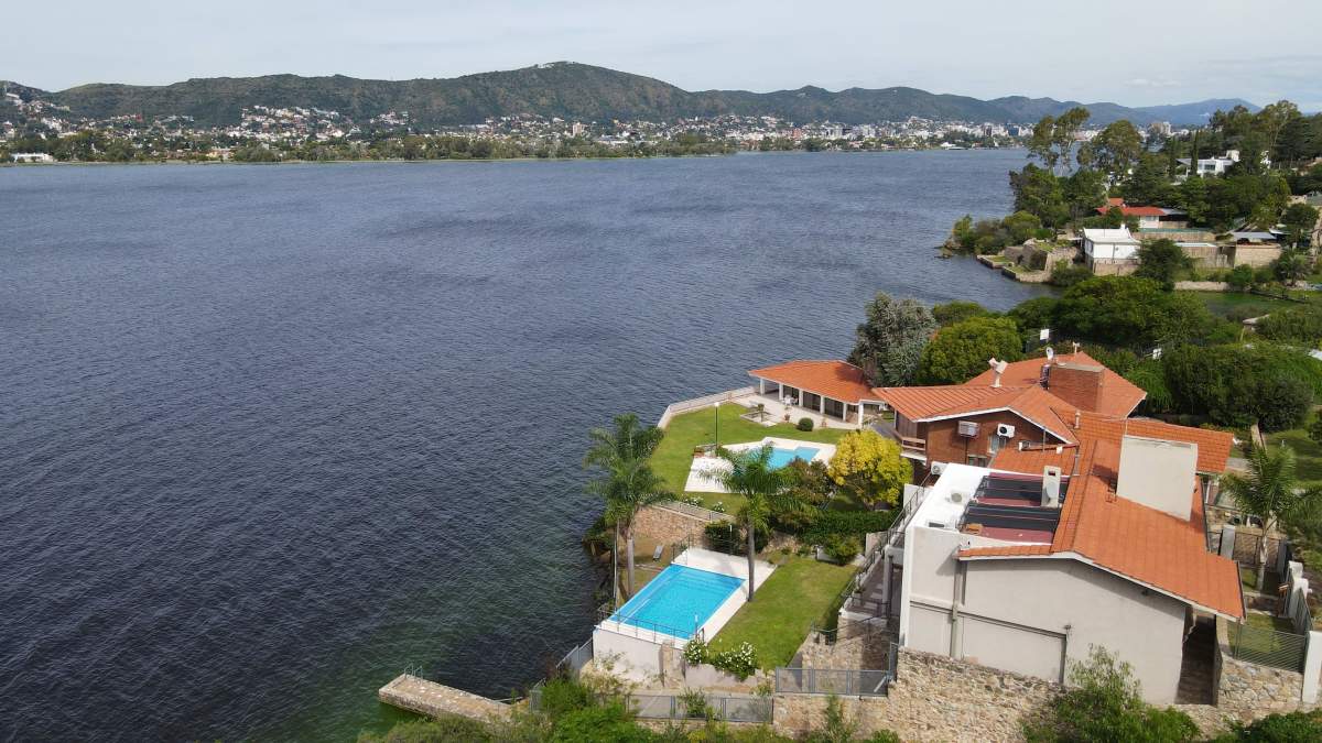 Venta Casa en Villa del Lago, Carlos Paz, con Bajada Al Lago
