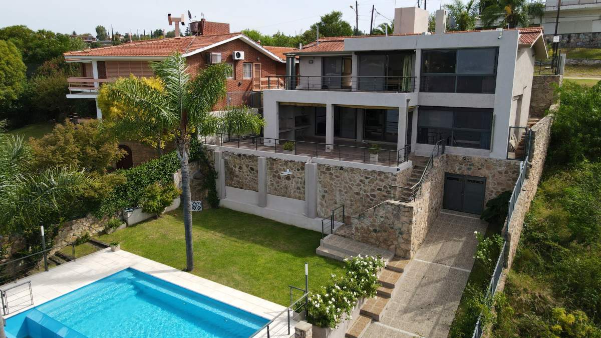 Venta Casa en Villa del Lago, Carlos Paz, con Bajada Al Lago