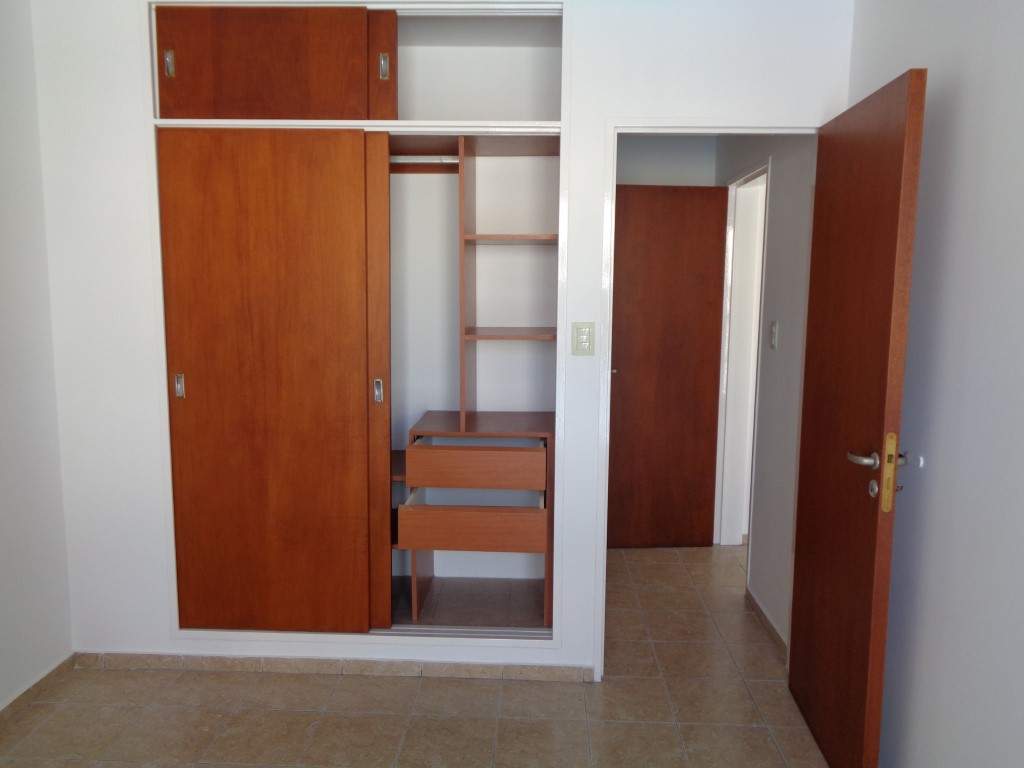 Centro - Departamento de Categoría de 1 Dormitorio Amplio con Balcón, Cocina Separada y Terraza Ampl