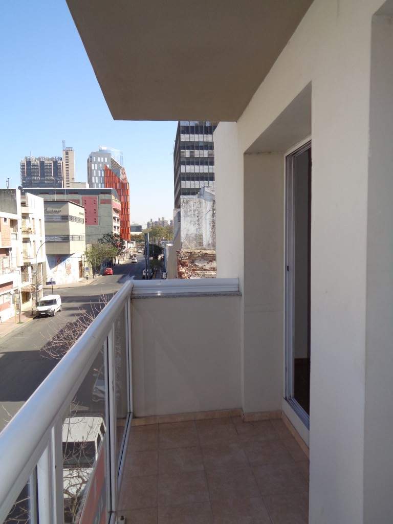 Centro - Departamento de Categoría de 1 Dormitorio Amplio con Balcón, Cocina Separada y Terraza Ampl