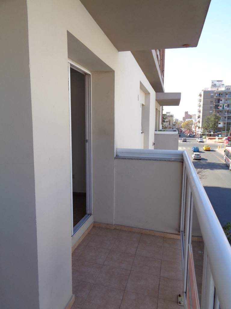 Centro - Departamento de Categoría de 1 Dormitorio Amplio con Balcón, Cocina Separada y Terraza Ampl