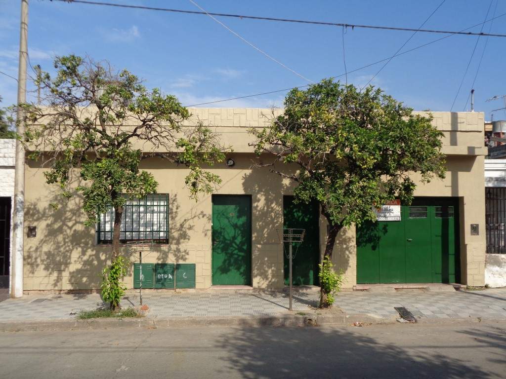 Barrio Yofre Norte - Casa de 1 Dormitorio Amplia y Luminosa con Garaje, Cocina Comedor Equipada, Lav