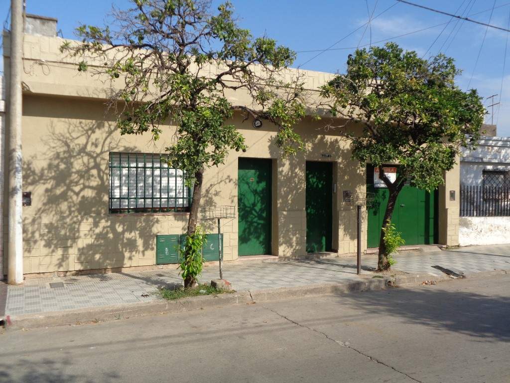 Barrio Yofre Norte - Casa de 1 Dormitorio Amplia y Luminosa con Garaje, Cocina Comedor Equipada, Lav