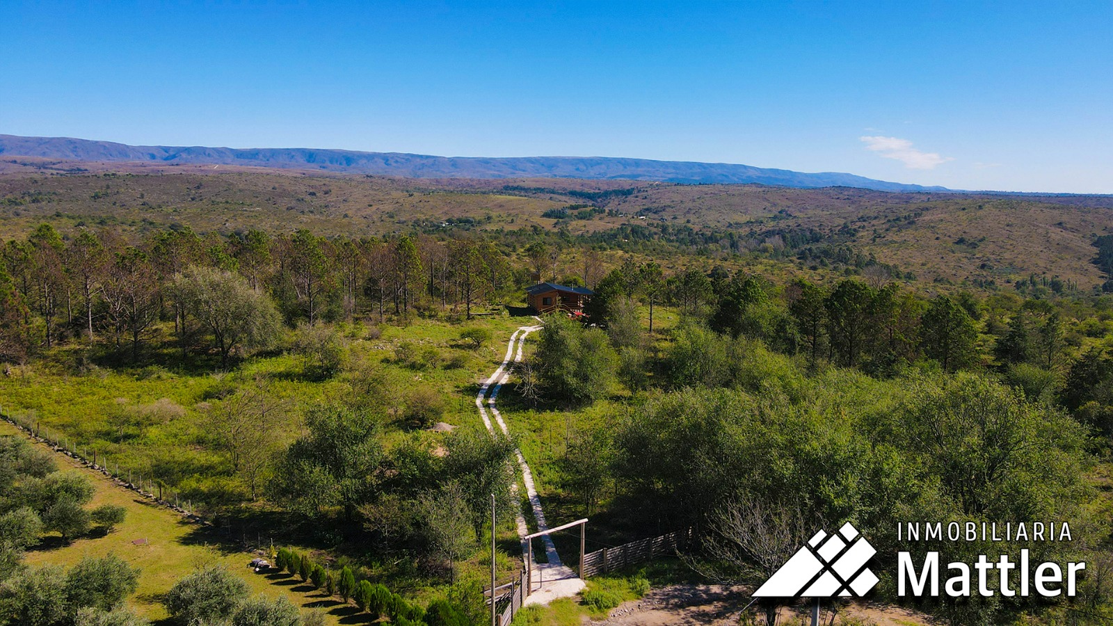 Campo de 14000m2 con excelente vistas al lago y sierras, a solo 2200mts de Ruta 271