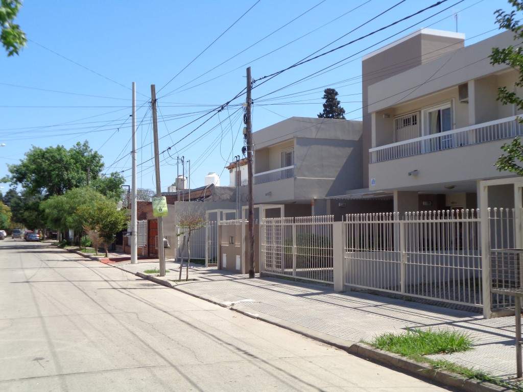 Barrio Villa Centenario - Excelente Casa de Categoría de 3 Dormitorios, 1 en Suitte con Vestidor, Co