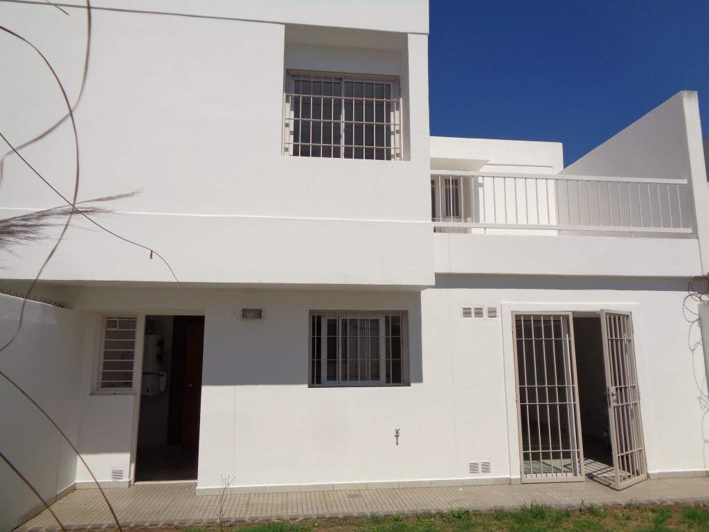 Barrio Villa Centenario - Excelente Casa de Categoría de 3 Dormitorios, 1 en Suitte con Vestidor, Co