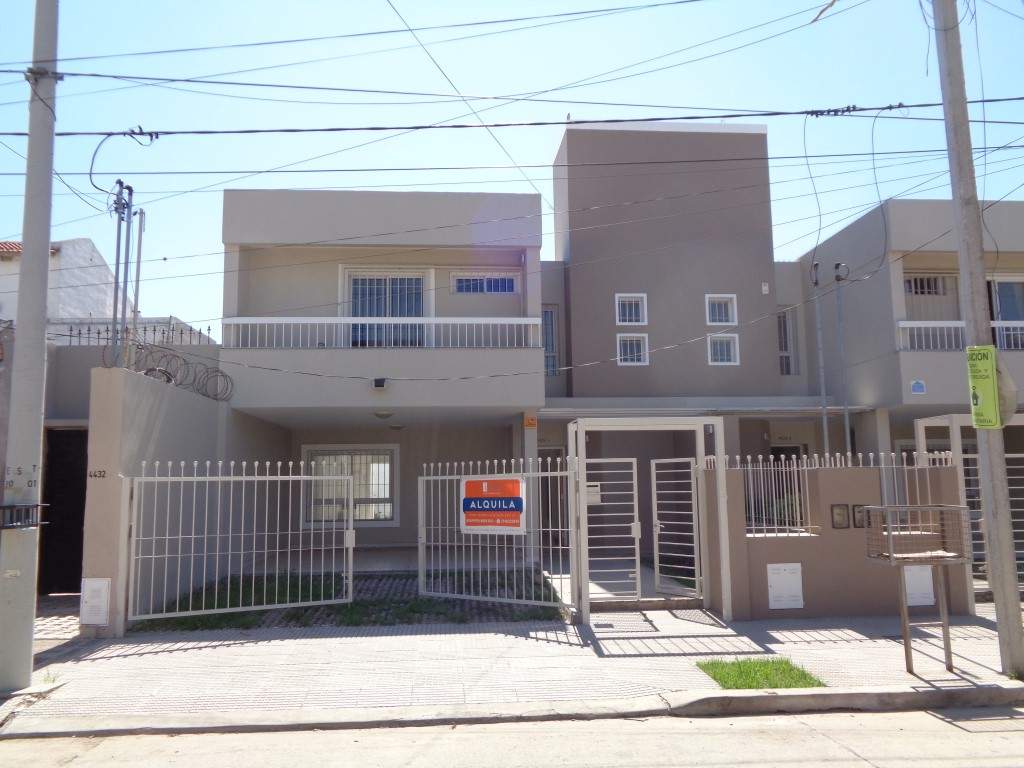 Barrio Villa Centenario - Excelente Casa de Categoría de 3 Dormitorios, 1 en Suitte con Vestidor, Co