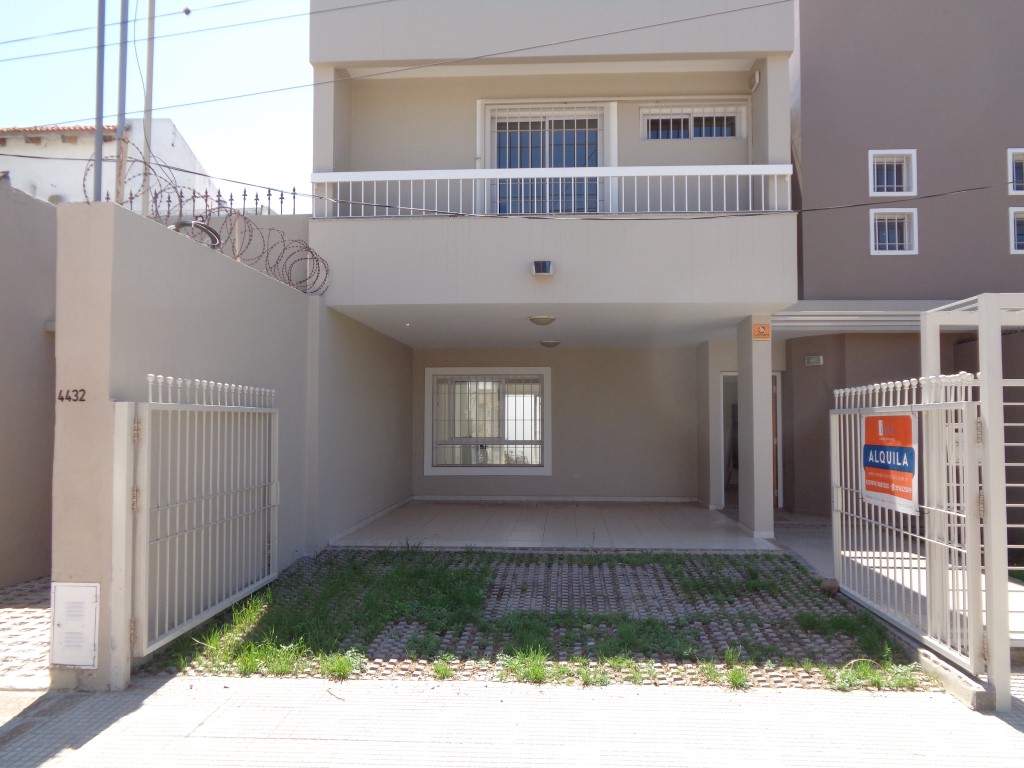 Barrio Villa Centenario - Excelente Casa de Categoría de 3 Dormitorios, 1 en Suitte con Vestidor, Co