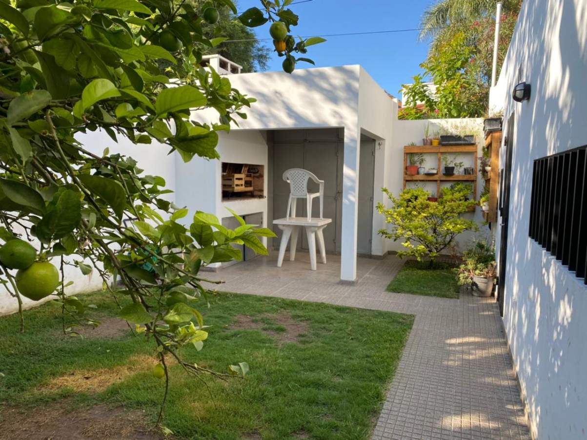 Casa en venta 2 dormitorios reciclada en Granja de Funes  Apto Bancor