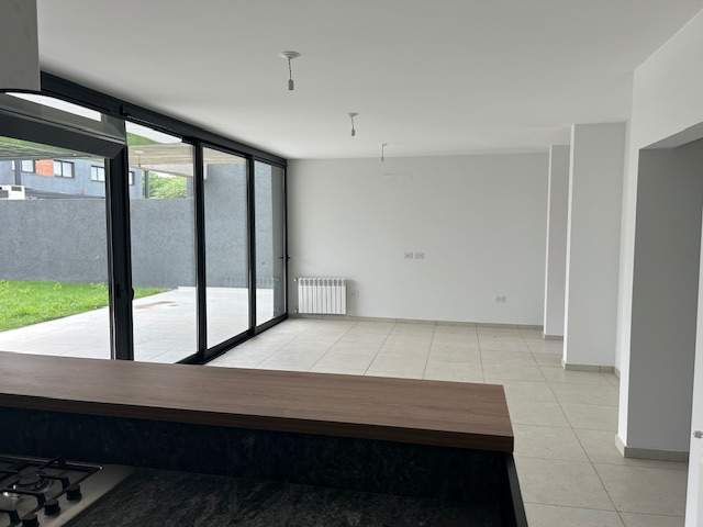 MODERNA CASA A ESTRENAR EN BARRIO LA LUISITA (ZONA SUR)