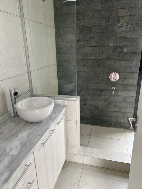 MODERNA CASA A ESTRENAR EN BARRIO LA LUISITA (ZONA SUR)