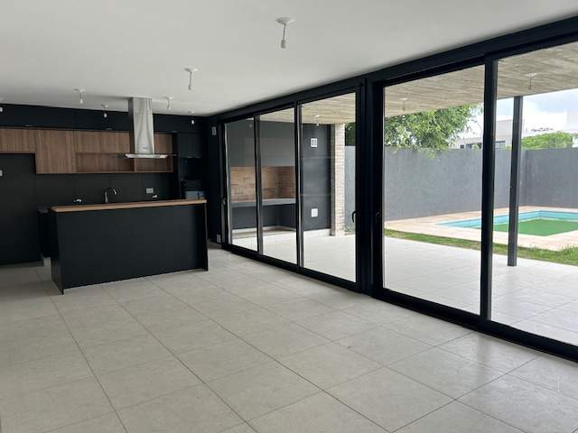 MODERNA CASA A ESTRENAR EN BARRIO LA LUISITA (ZONA SUR)