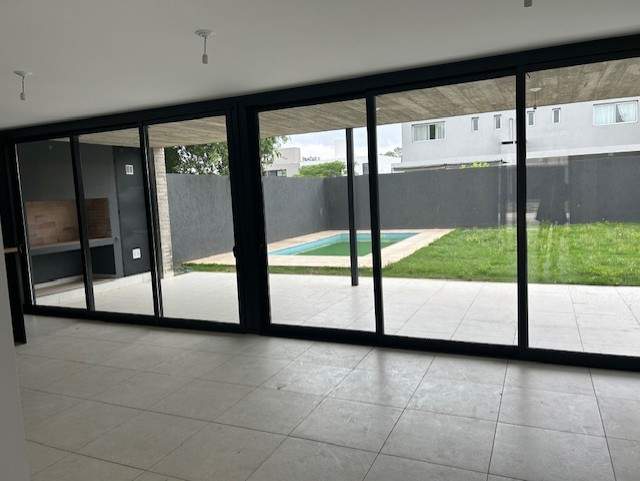 MODERNA CASA A ESTRENAR EN BARRIO LA LUISITA (ZONA SUR)