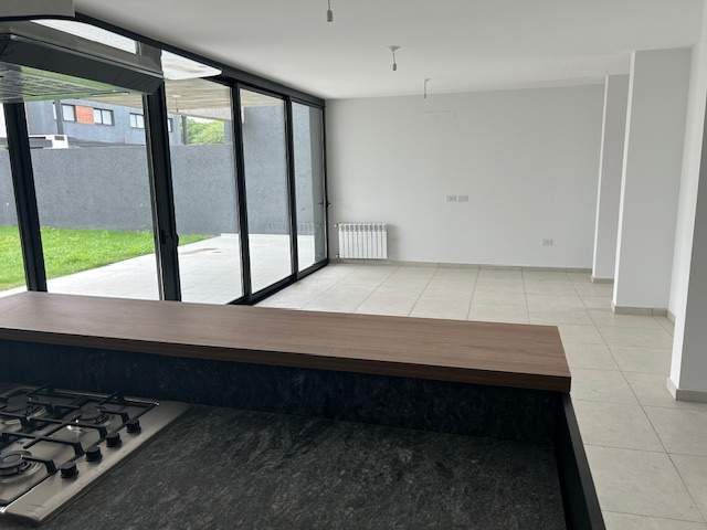 MODERNA CASA A ESTRENAR EN BARRIO LA LUISITA (ZONA SUR)
