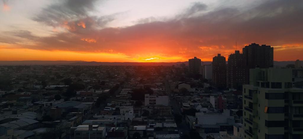 VENDO DEPARTAMENTO 2 DORMITORIOS  ESCRITORIO AMEN. SEGURIDAD APTO BANCOR