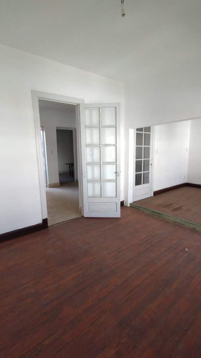 IDEAL para RENTA COMERCIAL!!  Casona de 2 Plantas con acceso independiente