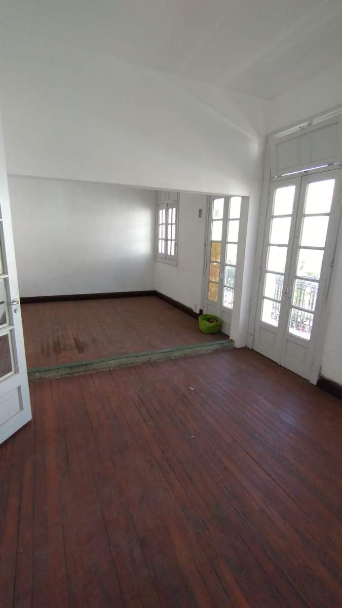 IDEAL para RENTA COMERCIAL!!  Casona de 2 Plantas con acceso independiente