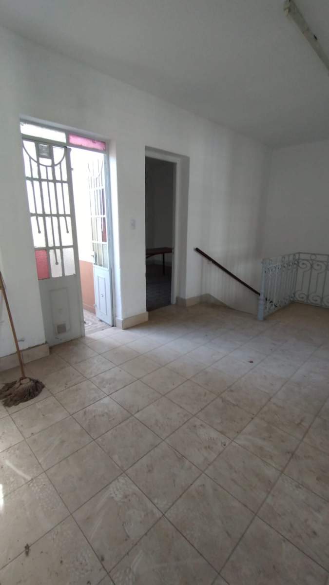 IDEAL para RENTA COMERCIAL!!  Casona de 2 Plantas con acceso independiente