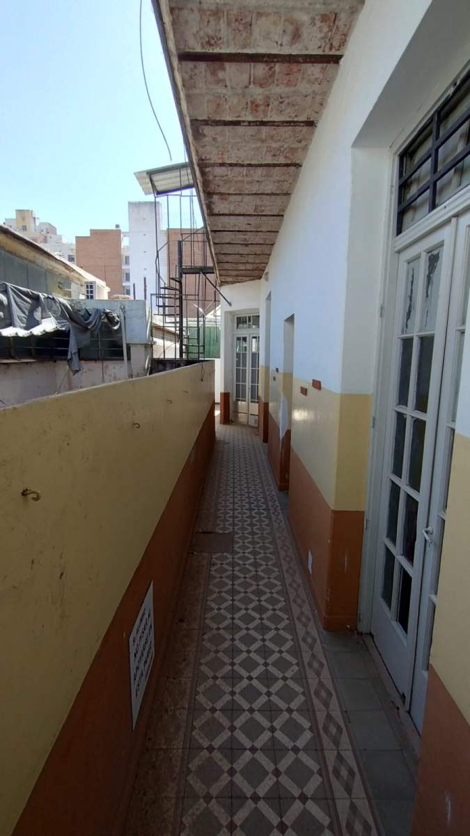 IDEAL para RENTA COMERCIAL!!  Casona de 2 Plantas con acceso independiente