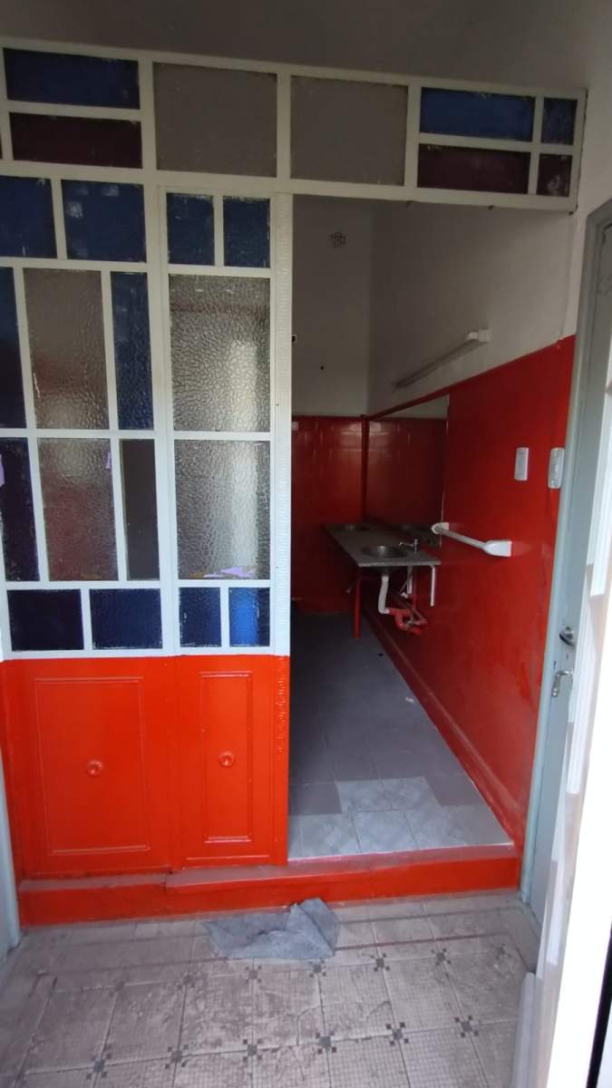 IDEAL para RENTA COMERCIAL!!  Casona de 2 Plantas con acceso independiente