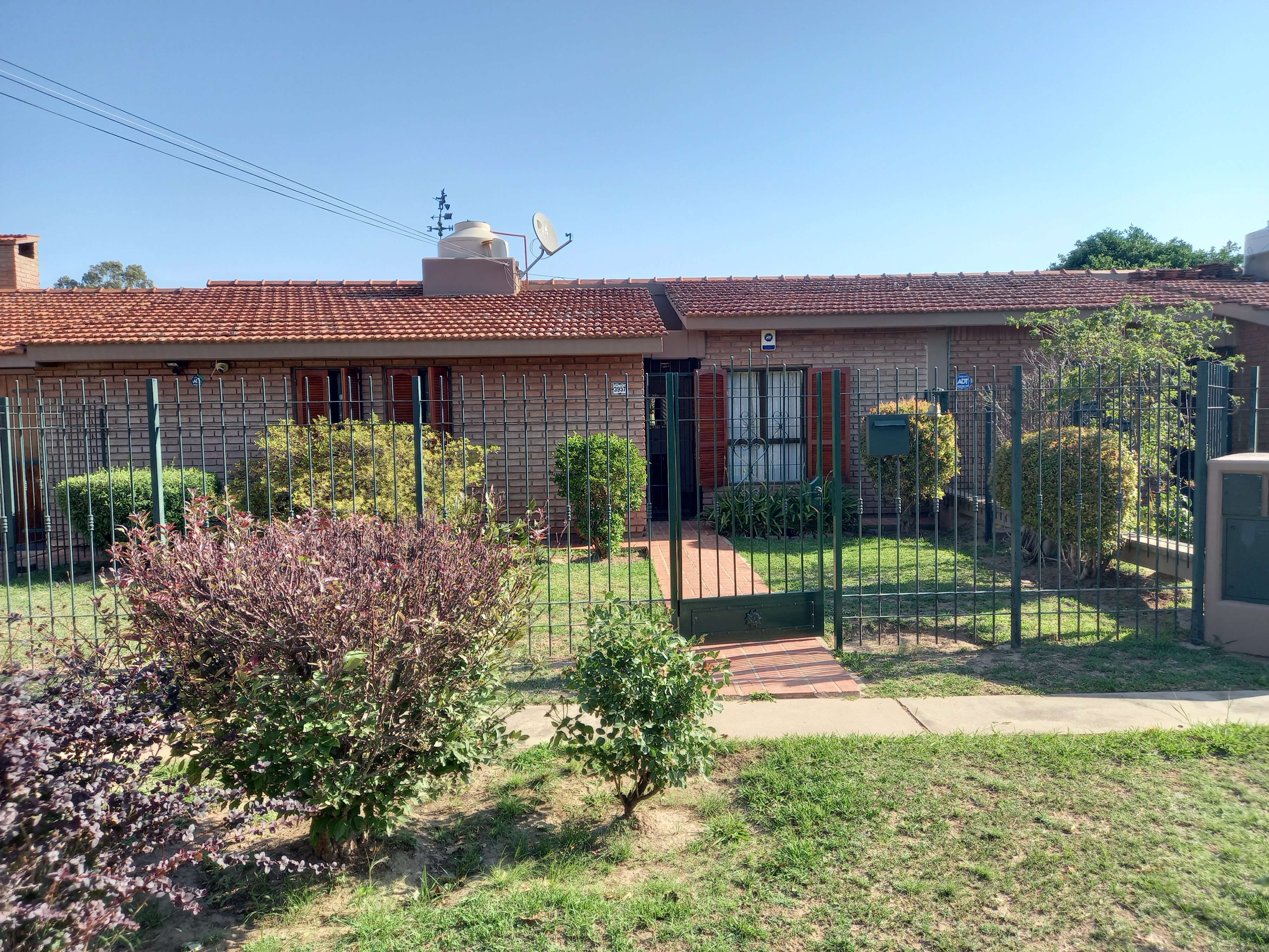 CASA EN VENTA BARRIO POETA LUGONES