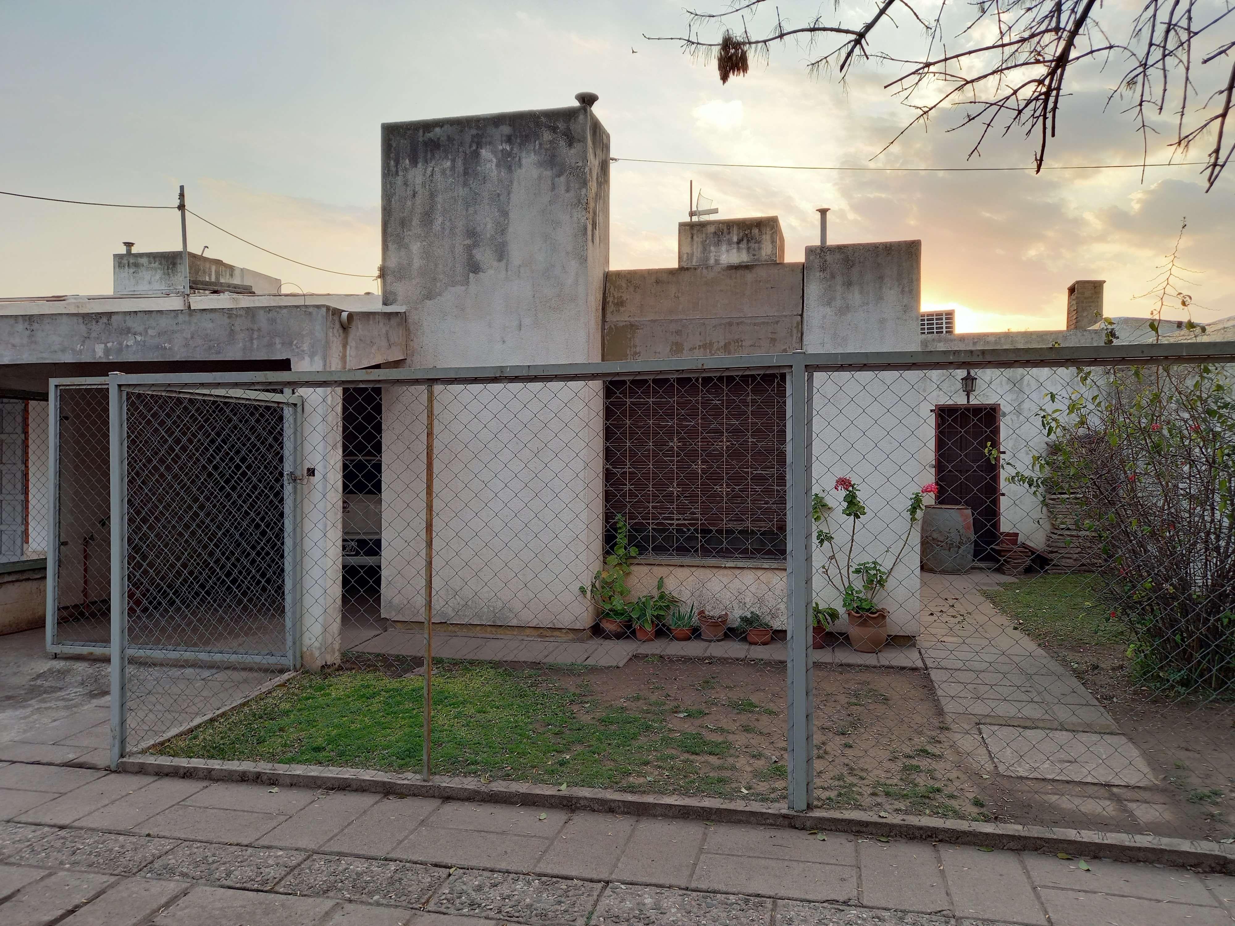 CASA EN VENTA BARRIO POETA LUGONES