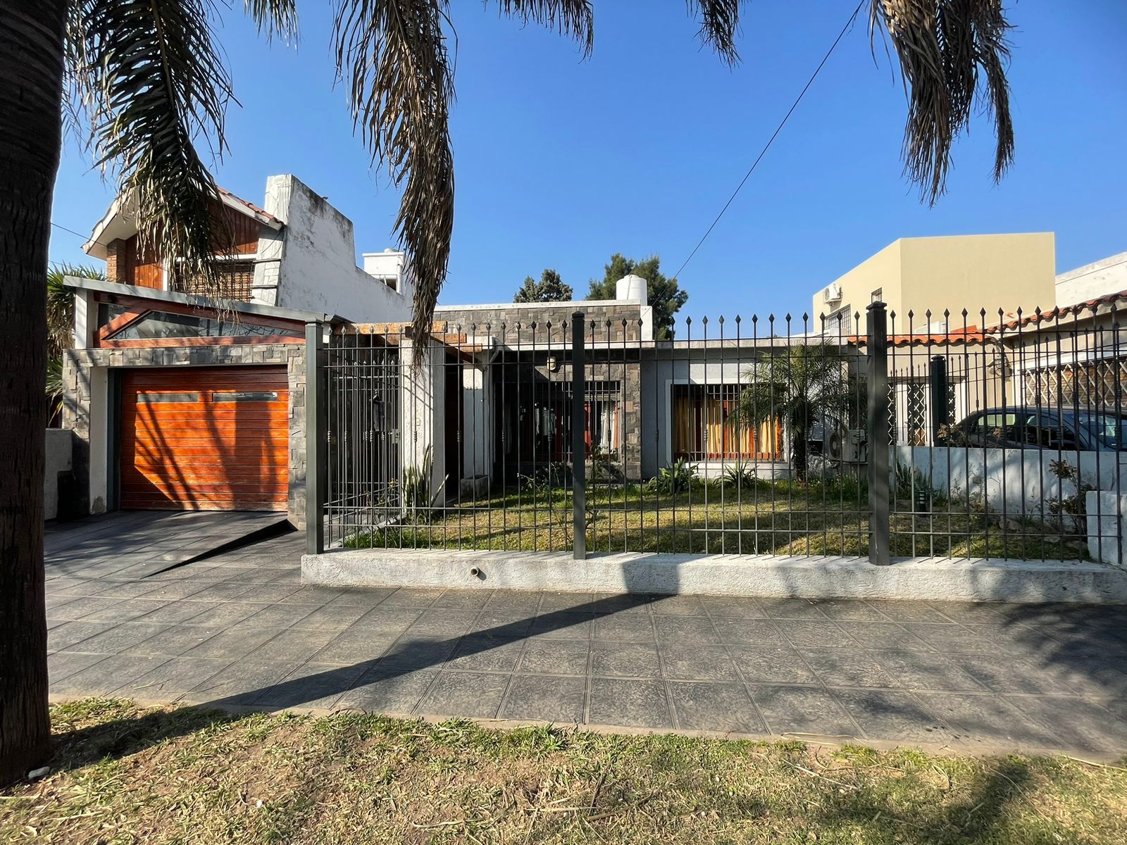 VENTA CASA- (patio y pileta) - RECIBE DPTO. COMO PARTE DE PAGO