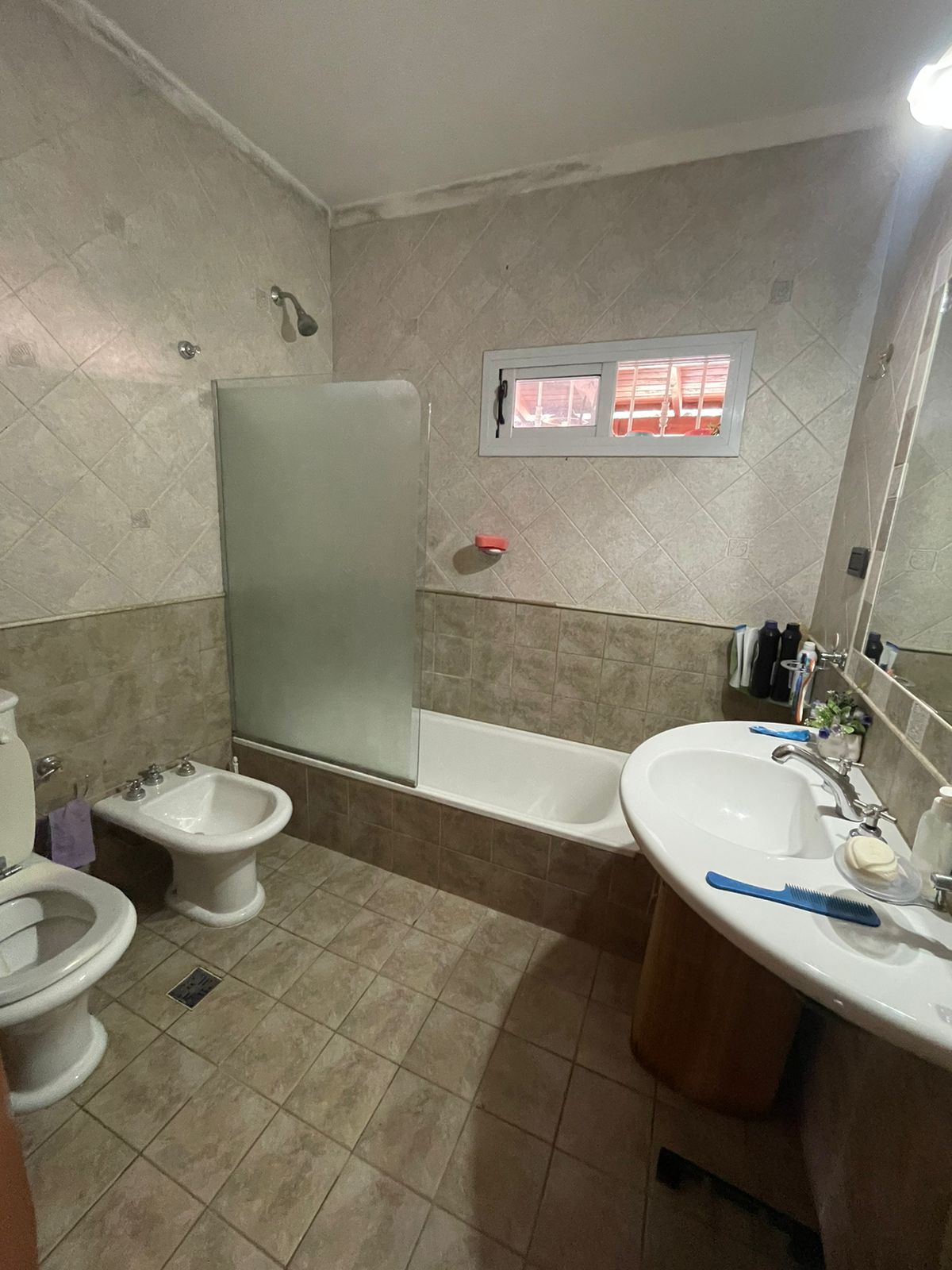 VENTA CASA- (patio y pileta) - RECIBE DPTO. COMO PARTE DE PAGO