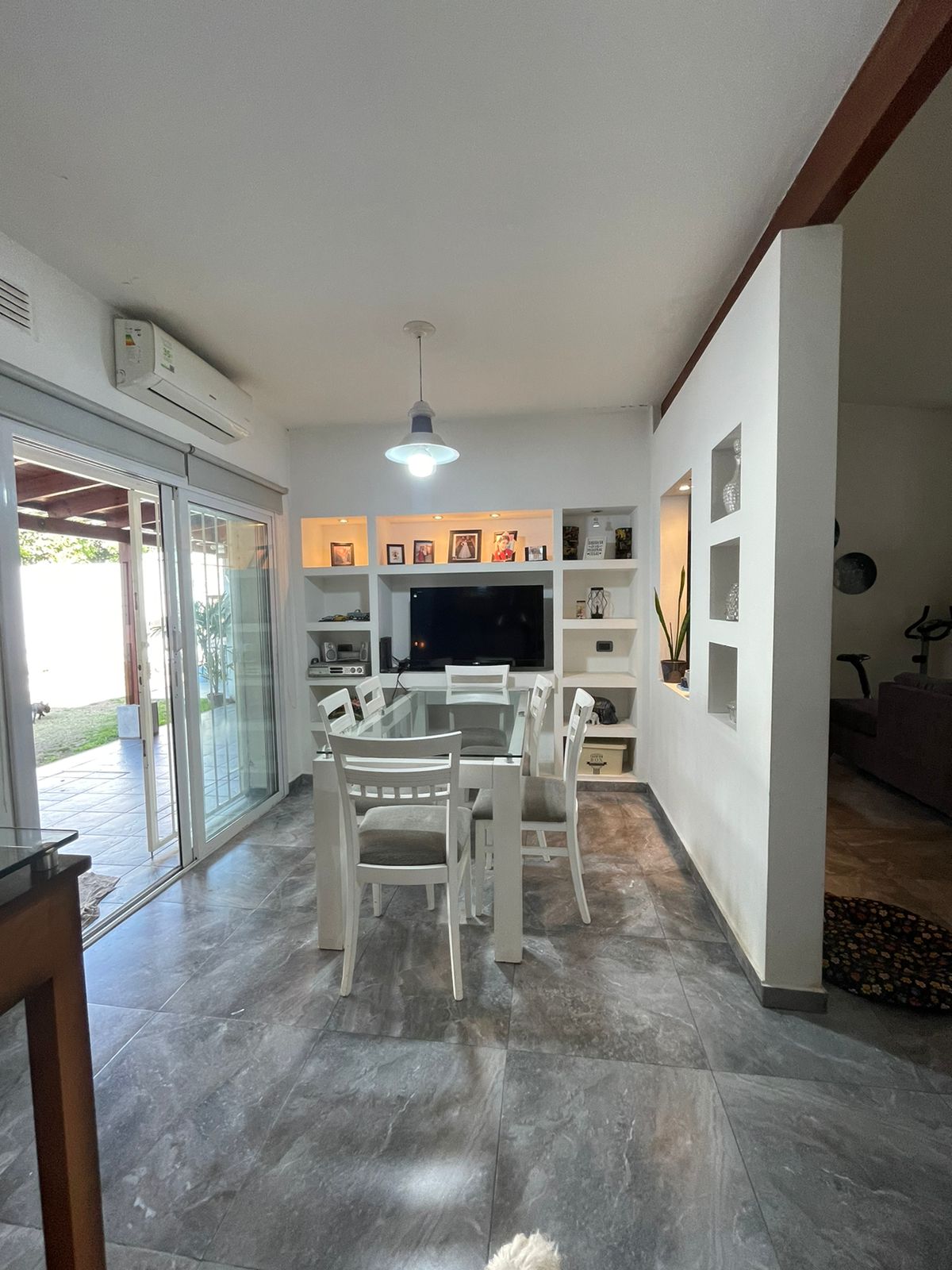 VENTA CASA- (patio y pileta) - RECIBE DPTO. COMO PARTE DE PAGO