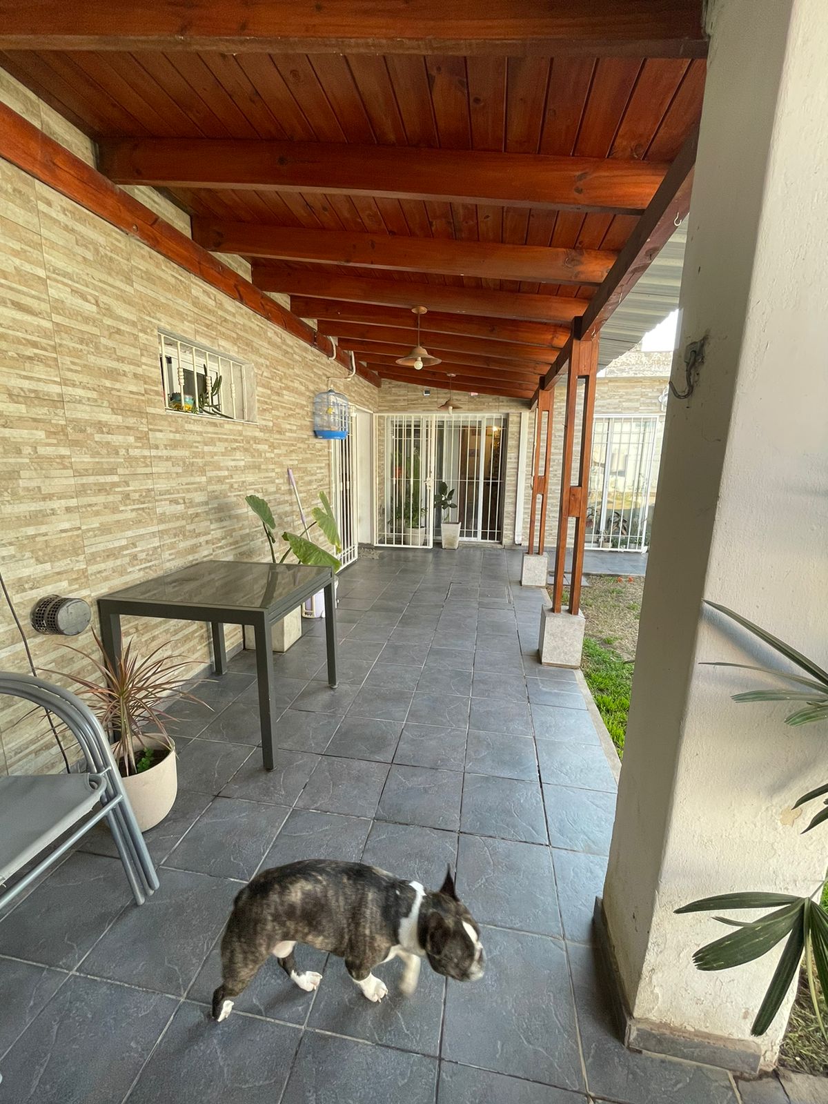 VENTA CASA- (patio y pileta) - RECIBE DPTO. COMO PARTE DE PAGO