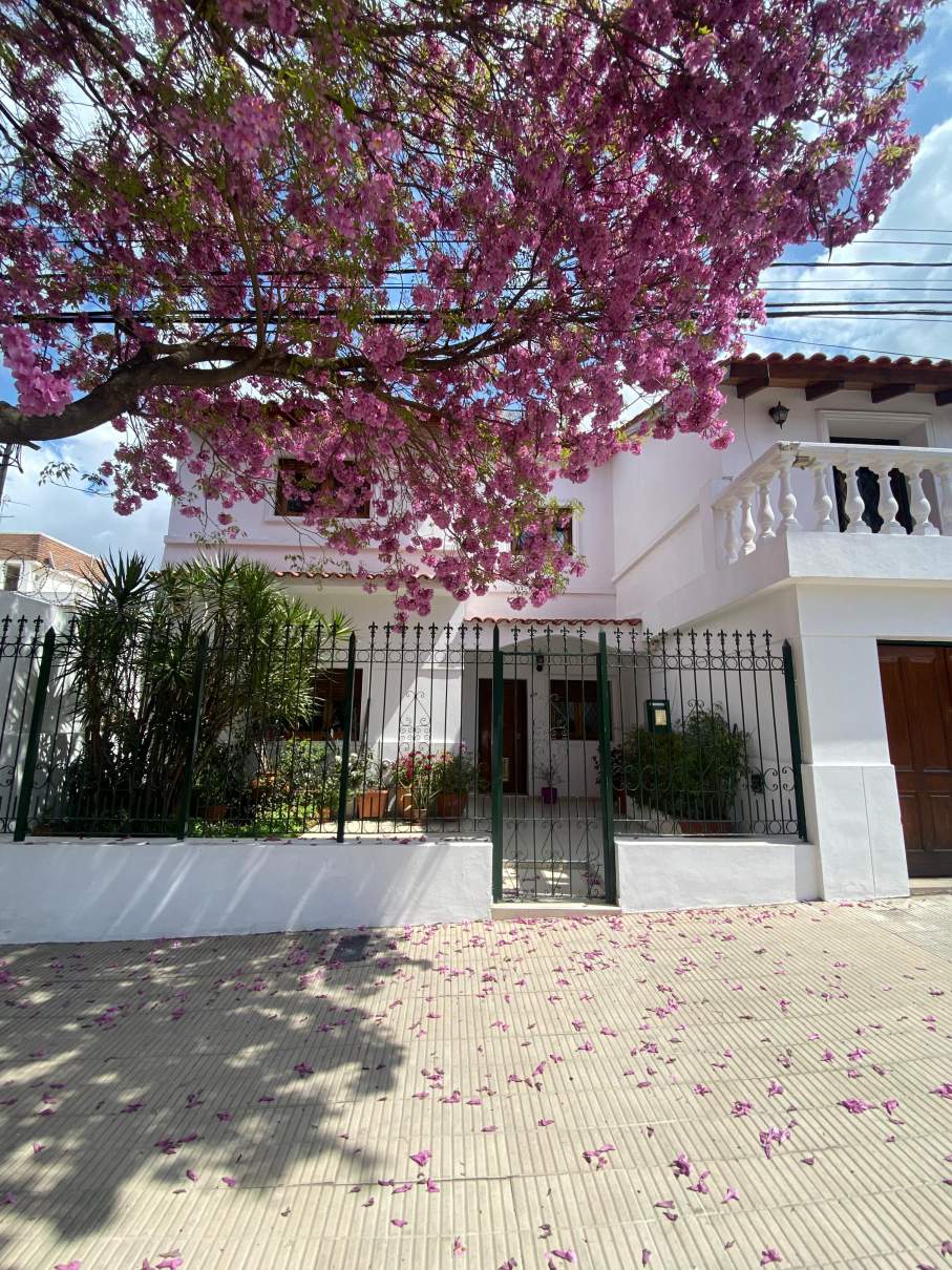 Casa en Venta en Barrio Pueyrredón: Espaciosa y lista para mudarse