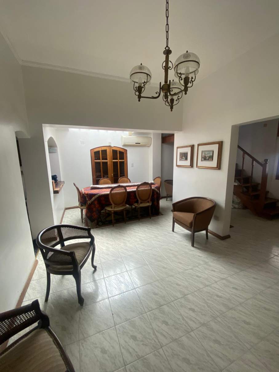 Casa en Venta en Barrio Pueyrredón: Espaciosa y lista para mudarse