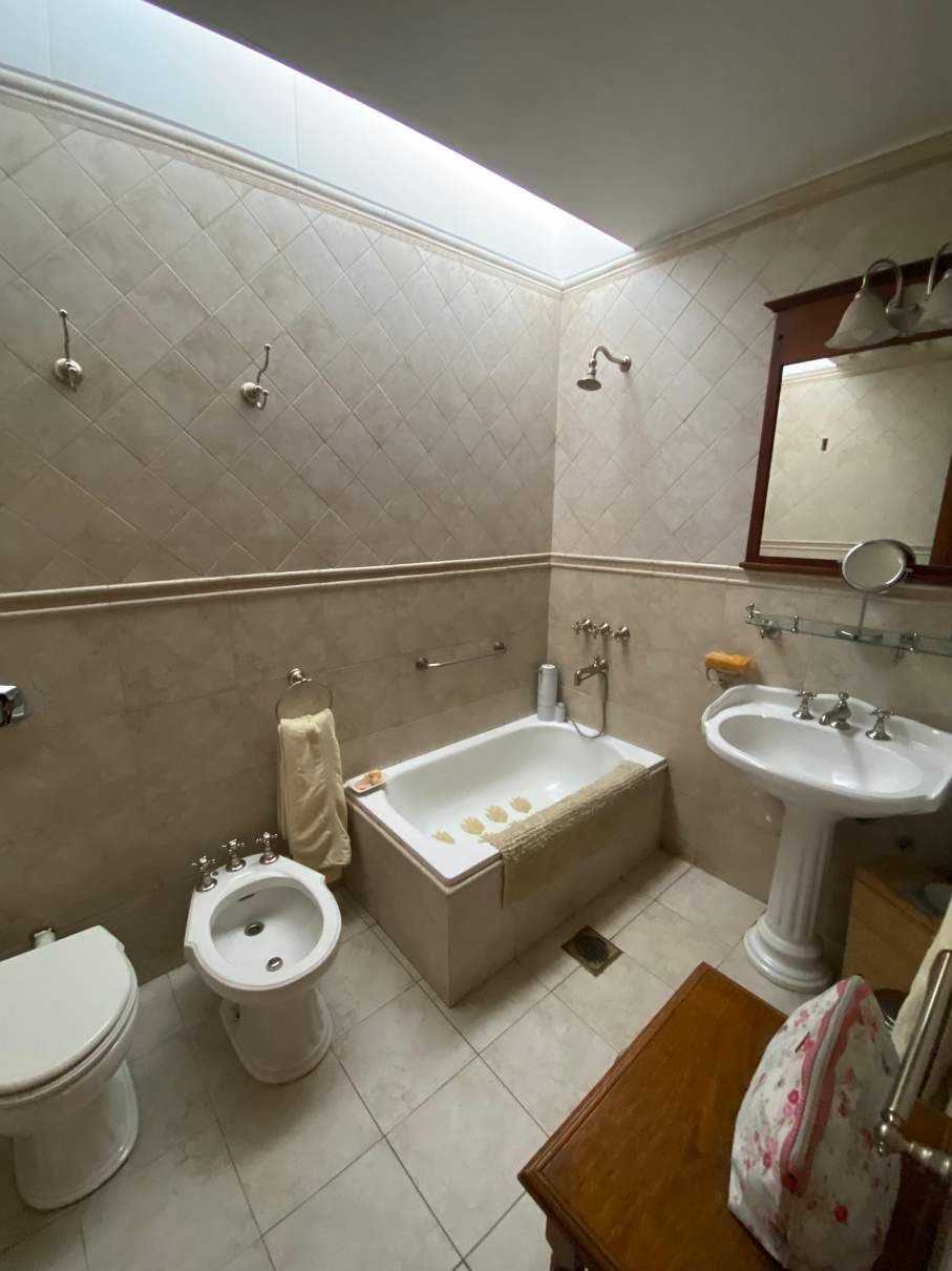Casa en Venta en Barrio Pueyrredón: Espaciosa y lista para mudarse