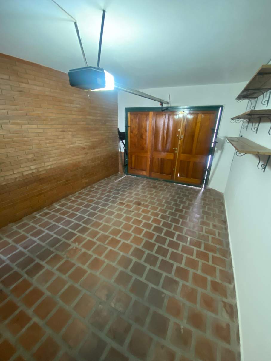 Casa en Venta en Barrio Pueyrredón: Espaciosa y lista para mudarse