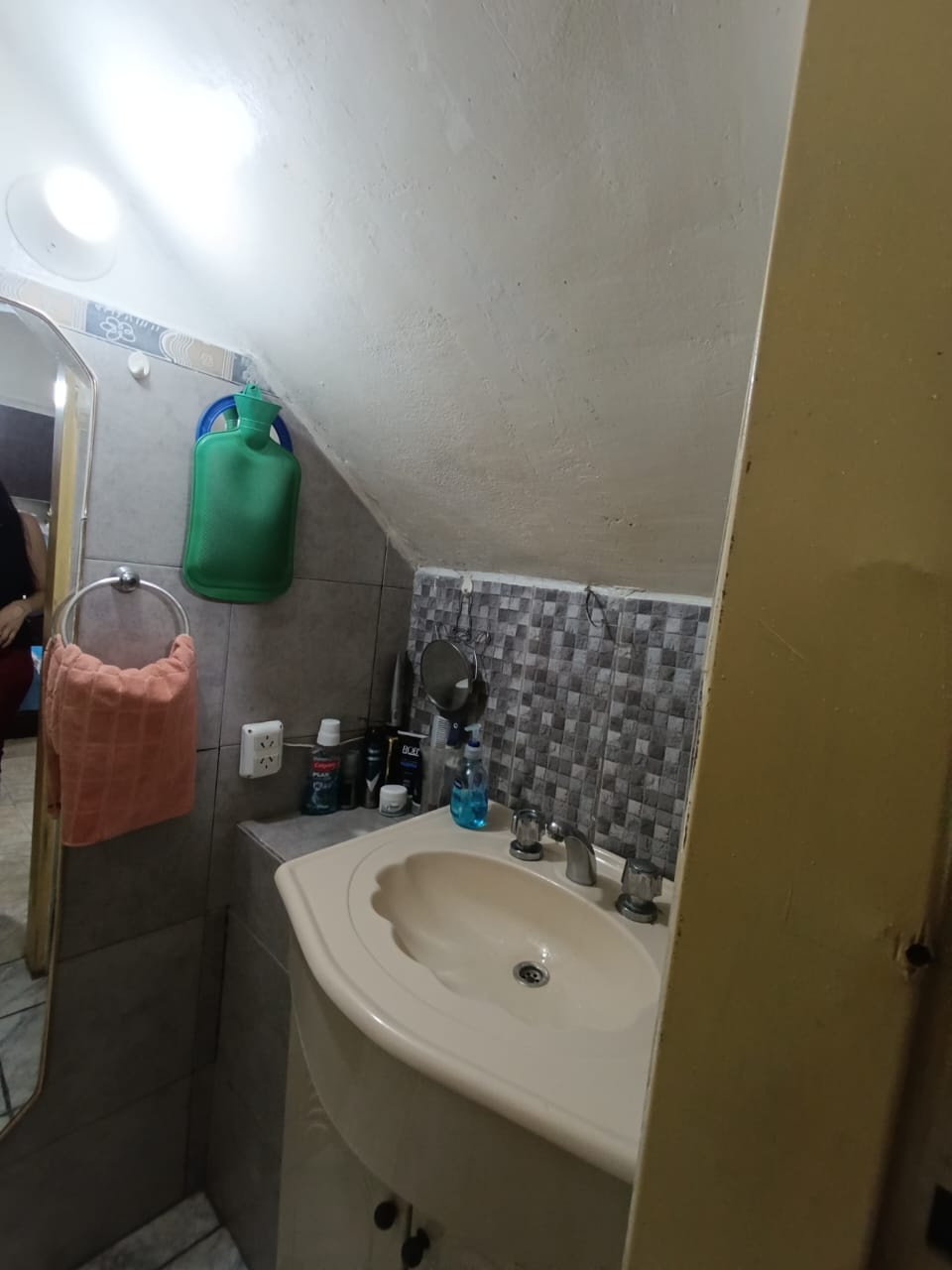 Oportunidad: Casa de Dos Plantas  Departamento Independiente en Barrio Parque República