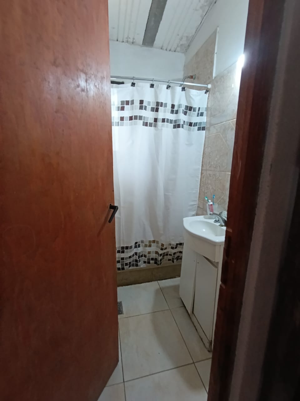 Oportunidad: Casa de Dos Plantas  Departamento Independiente en Barrio Parque República