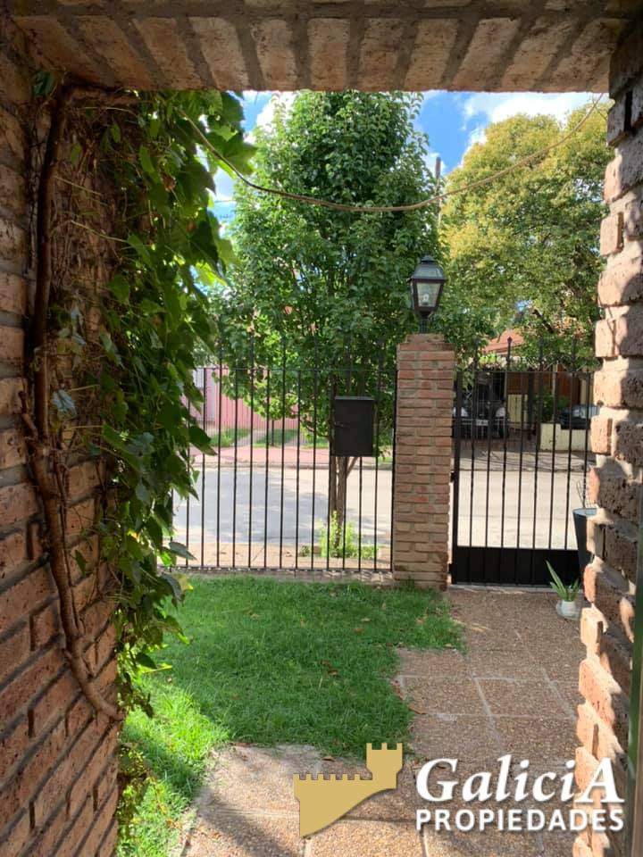 VENDO HERMOSA CASA CON AMPLIO JARDIN A MTS DE RAFAEL NUÑEZ AL 5900