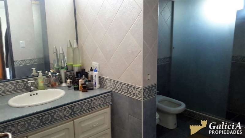 CASA EN PERFECTO ESTADO Y MUY BUENA UBICACIÓN EN CERRO CHICO.