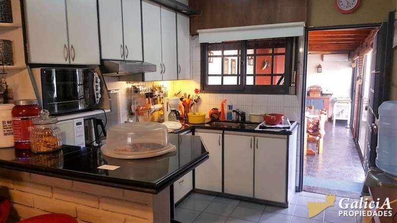 CASA EN PERFECTO ESTADO Y MUY BUENA UBICACIÓN EN CERRO CHICO.