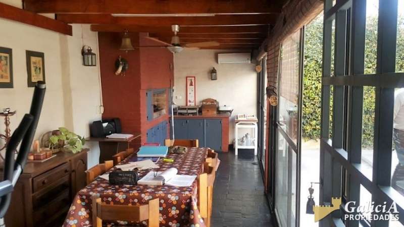 CASA EN PERFECTO ESTADO Y MUY BUENA UBICACIÓN EN CERRO CHICO.