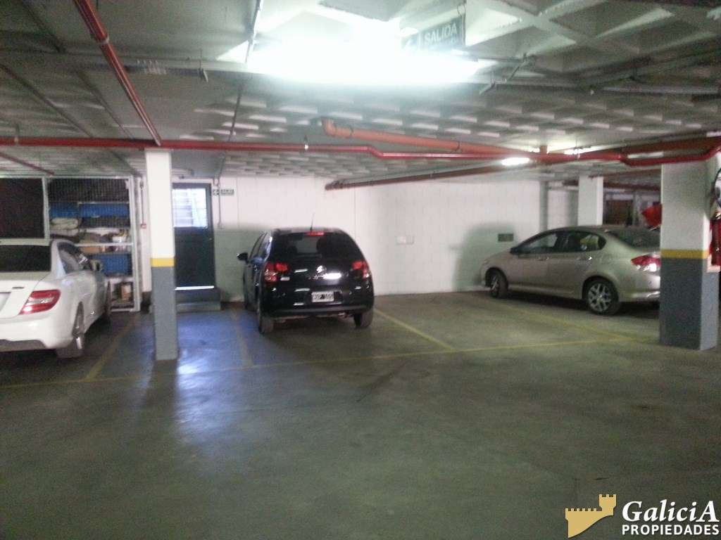 PISO DE ALTA GAMA EN VILLAGE PLAZA.