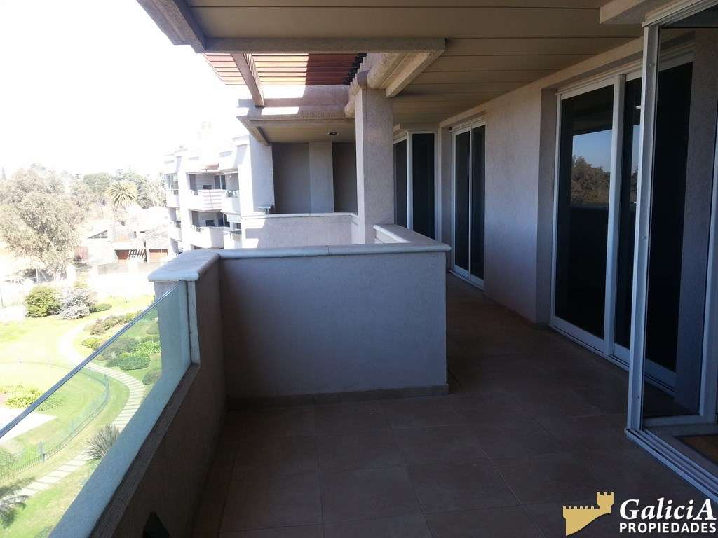 PISO DE ALTA GAMA EN VILLAGE PLAZA.