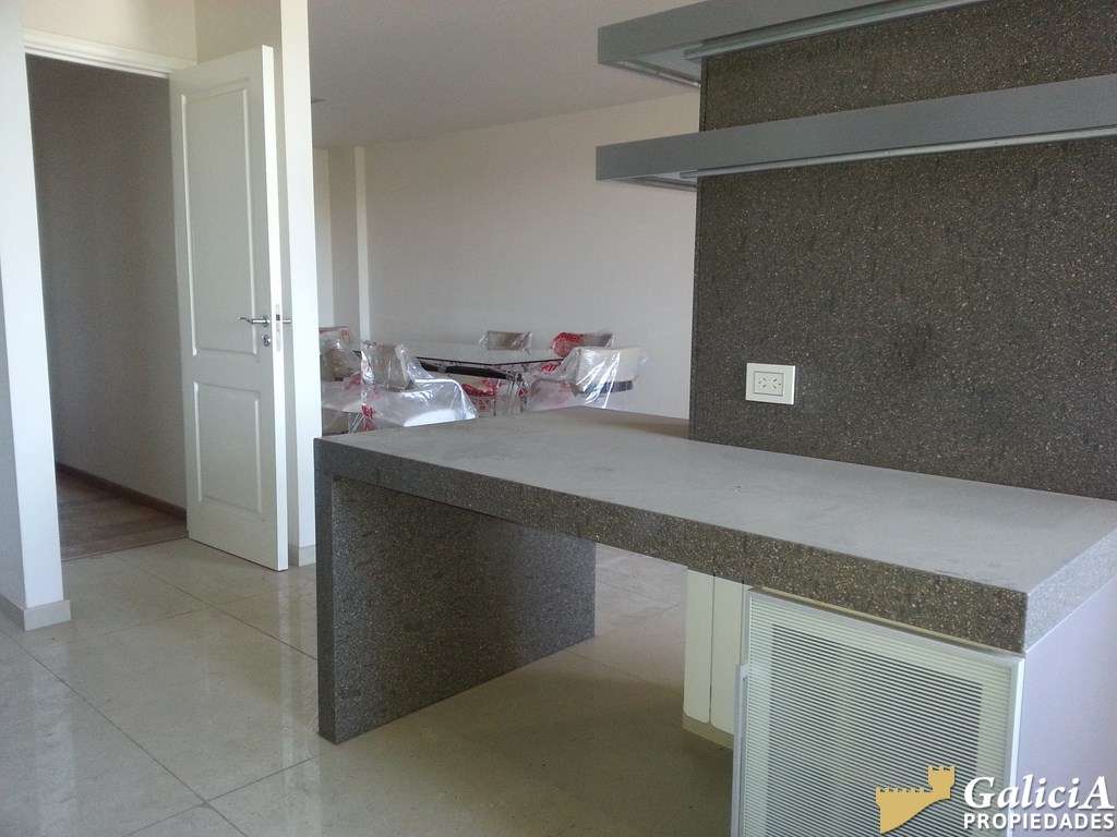 PISO DE ALTA GAMA EN VILLAGE PLAZA.