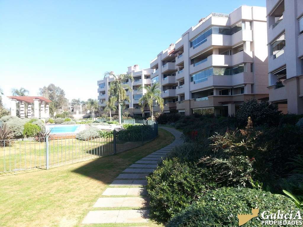 PISO DE ALTA GAMA EN VILLAGE PLAZA.