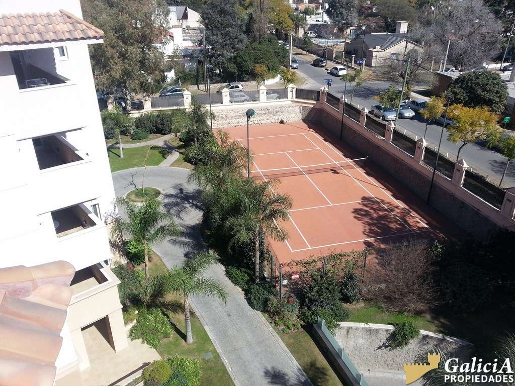 PISO DE ALTA GAMA EN VILLAGE PLAZA.