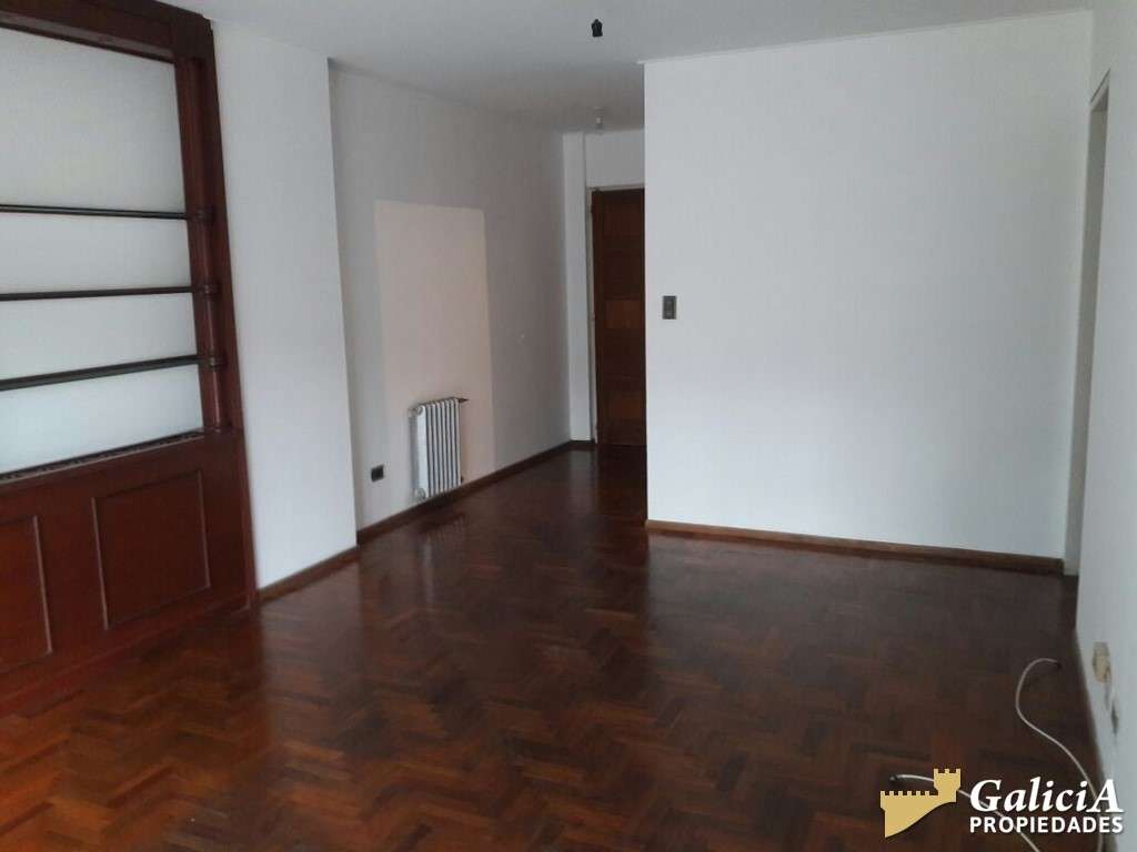 PISO DE ALTA GAMA EN VILLAGE PLAZA.