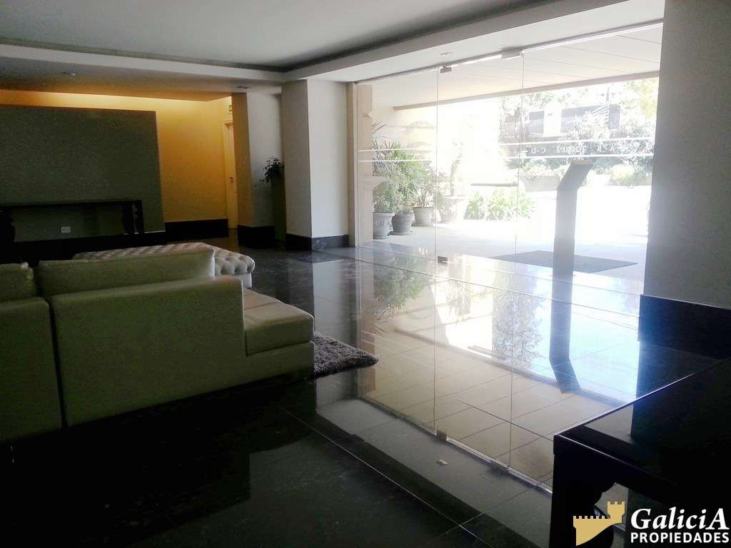 PISO DE ALTA GAMA EN VILLAGE PLAZA.